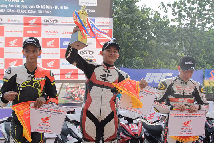 Như vậy, chặng 2 của giải đua đầy ấn tượng VMRC 2019 lần đầu tiên được tổ chức tại Hà Nội đã khép lại và để trong lòng khán giả Hà Thành là một chương trình đầy máu lửa và ấn tượng. Được biết, chặng đua tiếp theo của giải đua sẽ được tổ chức tại Trường Đại Nam - Tỉnh Bình Dường vào ngày 16/6 tới đây.