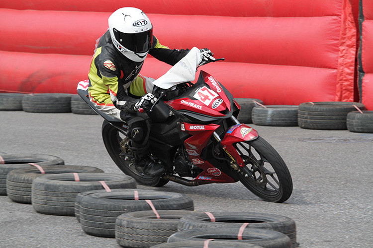 Bên cạnh đó là những tay đua được xếp vào hạng “thứ dữ” và tiếng tăm nhất làng đua xe hiện tại, có thể kể tới như “Lục Bình” Lê Khánh Lộc tay đua đang được biên chế trong đội Honda Racing Việt Nam thi đấu tại giải ARRC, Bùi Duy Thông cựu tay đua của Honda Việt Nam.