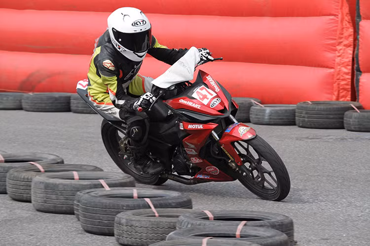 Bên cạnh đó là những tay đua được xếp vào hạng “thứ dữ” và tiếng tăm nhất làng đua xe hiện tại, có thể kể tới như “Lục Bình” Lê Khánh Lộc tay đua đang được biên chế trong đội Honda Racing Việt Nam thi đấu tại giải ARRC, Bùi Duy Thông cựu tay đua của Honda Việt Nam.