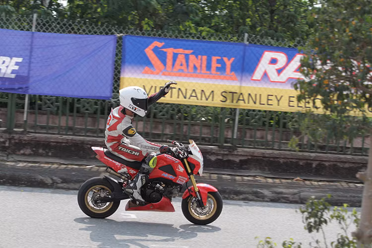 Đặc biệt hơn nữa, các khán giả đến tham dự sự kiện còn có cơ hôi trực tiếp giao lưu với các tay đua dày dặn kinh nghiệm thi đấu trong và ngoài nước của đội Honda Racing Vietnam là Cao Việt Nam #65, Lê Khánh Lộc #48 và Nguyễn Vũ Thanh #99 .