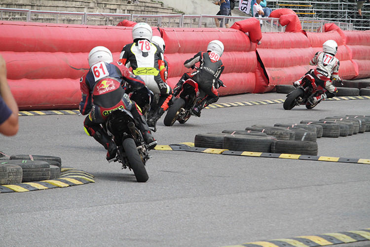 Với các khách hàng yêu mến các mẫu xe Honda Moto trứ danh cũng như các mẫu xe đua chính thức của thương hiệu Honda thì đây thực sự là cơ hội hấp dẫn khi vừa được hòa mình vào đại tiệc tốc độ, vừa được trực tiếp trải nghiệm ngay tại trường đua.