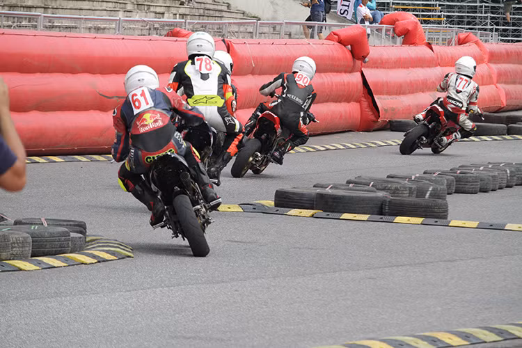 Với các khách hàng yêu mến các mẫu xe Honda Moto trứ danh cũng như các mẫu xe đua chính thức của thương hiệu Honda thì đây thực sự là cơ hội hấp dẫn khi vừa được hòa mình vào đại tiệc tốc độ, vừa được trực tiếp trải nghiệm ngay tại trường đua.