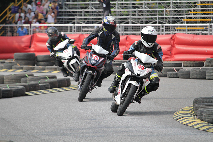 Nổi bật nhất trong số những tay đua sẽ “hành quân” ra sân Mỹ Đình trong ngày 25/05 vừa qua là 4 tay đua đang dẫn đầu cuộc đua vô địch VMRC 2019: Nguyễn Đức Thanh (thể thức Blade 110), Nguyễn Ngọc Nhân ( thể thức MSX 125) , Nguyễn Tuấn Anh (thể thức Winner 150) và Đoàn Trường Lợi (thể thức UB 130).