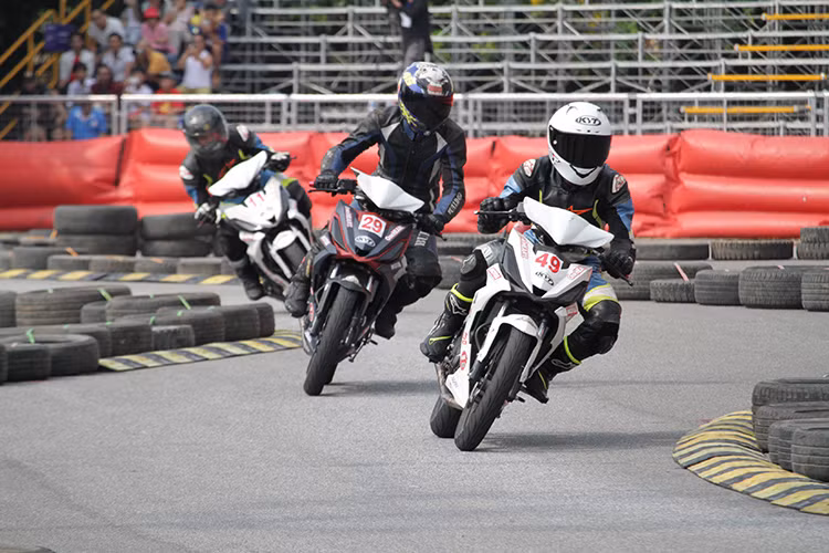 Nổi bật nhất trong số những tay đua sẽ “hành quân” ra sân Mỹ Đình trong ngày 25/05 vừa qua là 4 tay đua đang dẫn đầu cuộc đua vô địch VMRC 2019: Nguyễn Đức Thanh (thể thức Blade 110), Nguyễn Ngọc Nhân ( thể thức MSX 125) , Nguyễn Tuấn Anh (thể thức Winner 150) và Đoàn Trường Lợi (thể thức UB 130).