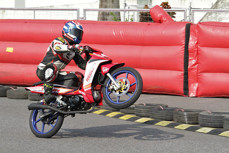 Sau hai ngày thi đấu với những vòng đua rực lửa dưới cái nóng của thủ đô Hà Nội, mỗi hạng mục thi đấu đã chọn ra cho mình được 3 tay đua xuất sắc nhất. Các tay đua có thành tích tốt nhất được tặng thưởng bằng khen và cúp vàng cùng hàng loạt phần quà từ các nhà tài trợ HJC, IRC, NGK...