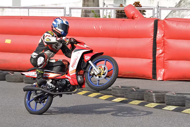 Sau hai ngày thi đấu với những vòng đua rực lửa dưới cái nóng của thủ đô Hà Nội, mỗi hạng mục thi đấu đã chọn ra cho mình được 3 tay đua xuất sắc nhất. Các tay đua có thành tích tốt nhất được tặng thưởng bằng khen và cúp vàng cùng hàng loạt phần quà từ các nhà tài trợ HJC, IRC, NGK...