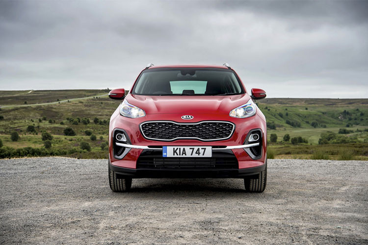 Cụ thể, ở phần đầu xe có lưới tản nhiệt được làm lại đi kèm thanh mạ chrome phía dưới được kéo dài sang hai bên, chia đôi cụm đèn sương mù. Đèn pha cũng được cập nhật lại mang phong cách mới hiện đại hơn.