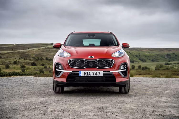 Cụ thể, ở phần đầu xe có lưới tản nhiệt được làm lại đi kèm thanh mạ chrome phía dưới được kéo dài sang hai bên, chia đôi cụm đèn sương mù. Đèn pha cũng được cập nhật lại mang phong cách mới hiện đại hơn.