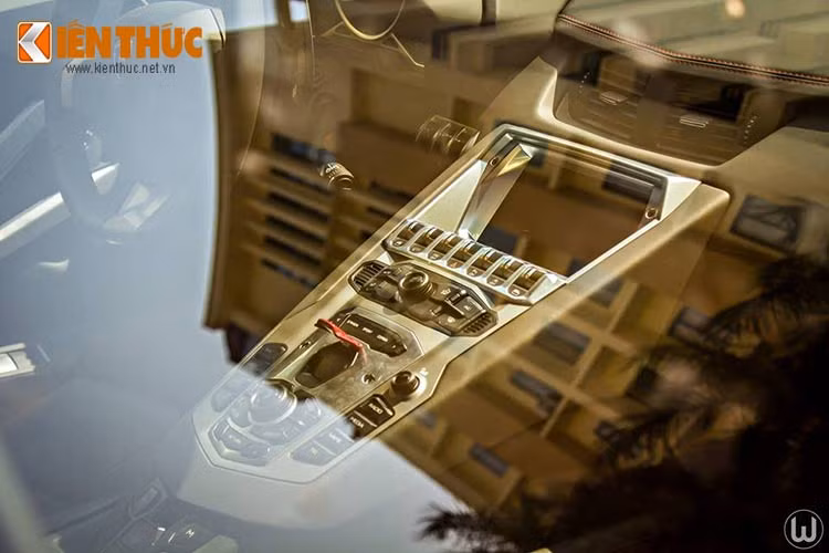 Bên trong nội thất xe được thiết kế tương tự như người anh em Lamborghini Aventador phiên bản coupe với ghế da cao cấp được may bằng chỉ trùng tông màu với ngoại thất cùng nhiều tính năng thể thao.