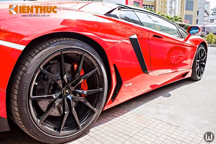 Siêu xe này sở hữu thiết kế mui trần đặc biệt gồm 2 tấm ghép làm từ sợi carbon nặng 6 kg/mỗi tấm và có thể tháo lắp dễ dàng. Phần mui sau khi được tháo ra có thể xếp vào hộc để đồ dưới nắp ca-pô phía trước.