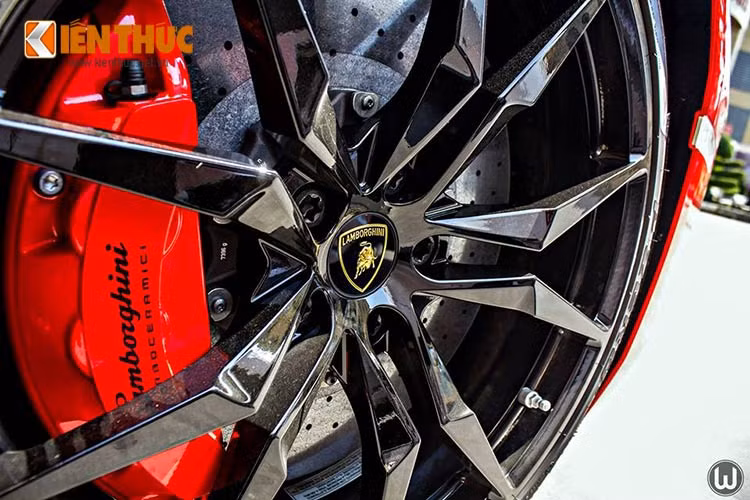  Xe sở hữu thiết kế vô cùng đặc biêt, bộ mâm đa chấu dạng kim đồng hồ màu đen bóng 20 inch phía trước và 21 inch phía sau, sử dụng lốp mỏng dành cho siêu xe thể thao. Phanh xe sử dụng chất liẹu gốm, kẹp phanh trùng tông màu với ngoại thất... 