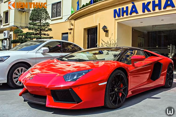 Theo thông tin từ nhà sản xuất siêu xe Lamborghini, mui xe có độ cách ồn hoàn hảo. Ở tốc độ 90 km/h, độ ồn chỉ 60 db, tốc độ 180 km/h độ ồn là 80 db - tương đương với độ ồn của máy hút bụi hoặc máy sấy tóc.