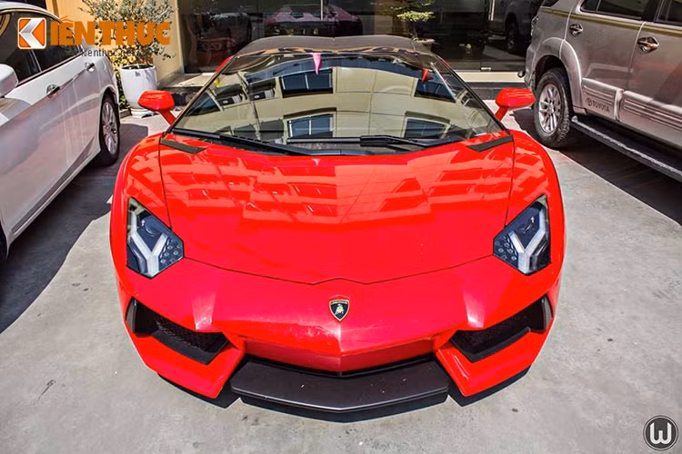 Được biết, chiếc Lamborghini Aventador LP700-4 Roadster đầu tiên tại Việt Nam này được một đại lý mua bán xe tư nhân ở Hà Nội nhập về sau đó bàn giao lại cho một khách hàng tại thành phố Hải Phòng vào tháng 10/2015.