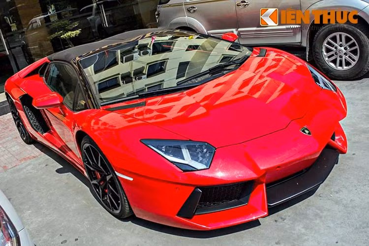  Đây là siêu xe Lamborghini mui trần mới nhất, và là chiếc mui trần thứ 2 xuất hiện tại thị trường Việt Nam, chiếc đầu tiên được đưa về nước vào năm 2011, thuộc phiên bản đời cũ hơn đó là dòng xe Murcielago LP 640. 