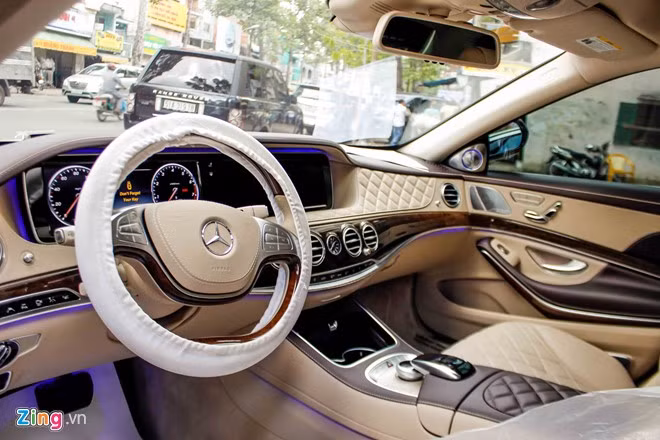 Nội thất Maybach S600 đạt chuẩn mực siêu sang, bọc da nappa cao cấp. Loại da thật này có tác dụng rút mồ hôi, ngồi mát và thông thoáng. Xe được bọc vô-lăng trong quá trình thi công để tránh làm trầy lớp gỗ quý bên trong.