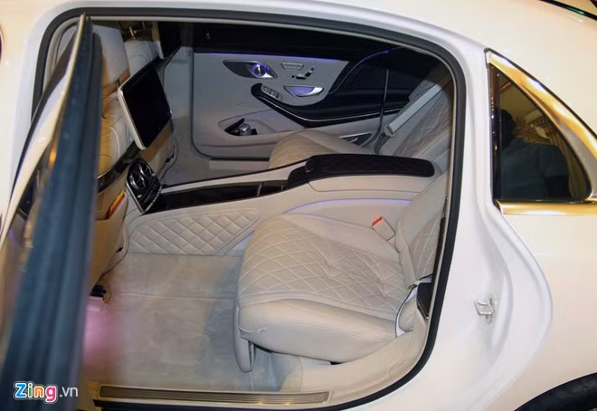 Hàng ghế sau của chiếc xe này giúp chủ nhân thư giãn sau một ngày mệt mỏi. Khoảng duỗi chân rộng, cực kỳ êm ái. Cả hai ghế đều có nệm kê chân và masage.