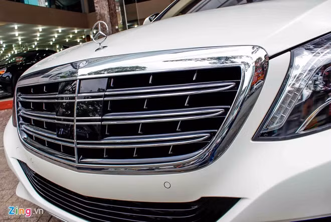 Một điểm để phân biệt S600 so với những chiếc S-Class thông thường nếu nhìn từ phần đầu là lưới tản nhiệt mạ chrome 2 thanh, trong khi bản thường chỉ có một thanh.