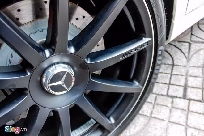 Chi tiết khác biệt nhất phải kể đến bộ la-zăng AMG màu đen mờ. Xe Maybach S600 có nhiều loại mâm khác nhau nhưng đều màu bạc, mâm màu đen là mâm độ.