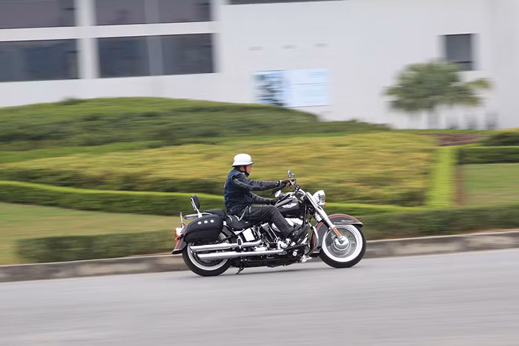 Theo thông số kỹ thuật, trung bình xe chạy trên xa lộ hay đường cao tốc "uống" hết khoảng 4,5L/100 km. Với bình xăng 19L, bạn có thể đi thẳng một mạch 420 km mà không phải lo nghĩ đến việc tiếp nhiên liệu.