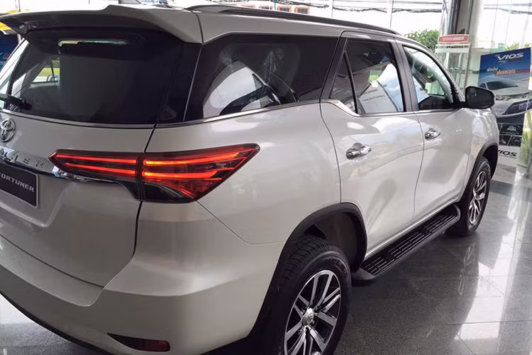 Ngoài ra trên bộ bodykit này còn có thêm tuỳ chọn vành hợp kim khác nhau. Tuy nhiên, nội thất và hệ dẫn động của chiếc Toyota Fortuner 2016 này không có gì thay đổi. Tại thị trường Ấn Độ cũng như nhiều quốc gia Châu Á khác, Toyota Fortuner mới có 2 tùy chọn động cơ khác nhau.