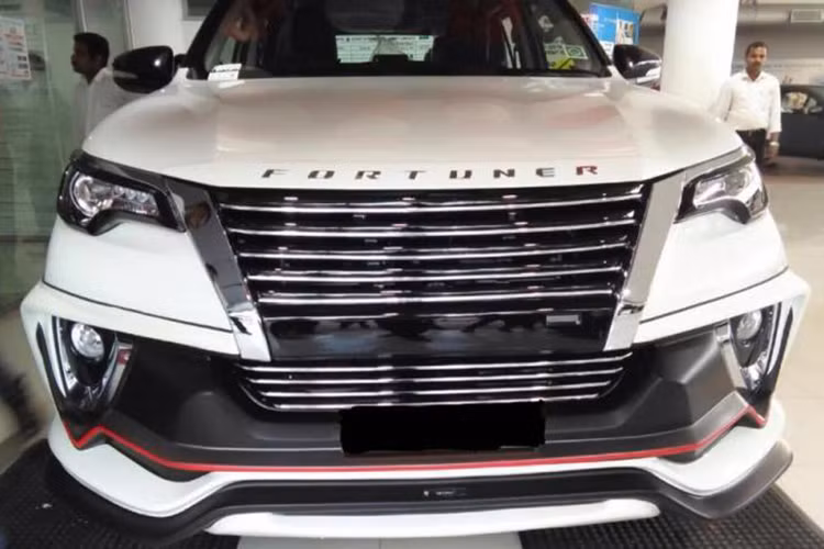 Hiện đại lý Nippon Toyota đang rao bán bộ body kit độ Fortuner 2016 theo phong cách Lexus như một tùy chọn với giá 200.000 Rupee (tương đương 70,5 triệu đồng). Trong khi đó, giá bán khởi điểm của Toyota Fortuner 2016 tại thị trường Ấn Độ là 2,592 triệu Rupee (khoảng 912 triệu đồng).