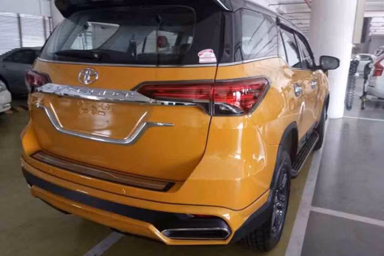 Theo giới truyền thông địa phương, chiếc xe ôtô Fortuner phiên bản 2016 này là sản phẩm của một đại lý có tên Nippon Toyota được đặt trụ sở tại bang Kerala, Ấn Độ. Đại lý này đã lắp bộ body kit hầm hố giúp chiếc SUV cỡ trung ăn khách của Toyota gần như được "lột xác" hoàn toàn.