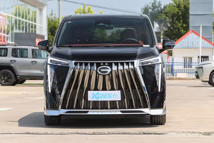 Về thiết kế, GAC M8 được cho là “vay mượn” khá nhiều ý tưởng từ Lexus LM với mặt ca lăng cỡ lớn và lưới tản nhiệt theo dạng con suốt đặc trưng. Trong khi đó cụm đèm pha hình chữ L đặt ngược, có thiết kế tương tự trên các mẫu xe Peugeot. Xe có nhiều chi tiết được mạ chrome sáng và hệ thống đèn LED trước/sau dạng ma trận.