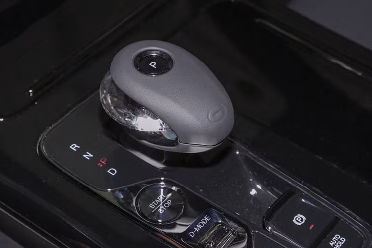 Điểm đặc biệt và đáng mong đợi nhất trên GAC M8 khi về Việt Nam là hệ thống treo thích ứng. Hệ thống này trên M8 cho phép xe tự động điều chỉnh độ cứng/mềm của từng vị trí phuộc sao cho phù hợp nhất với điều kiện mặt đường theo thời gian thực.