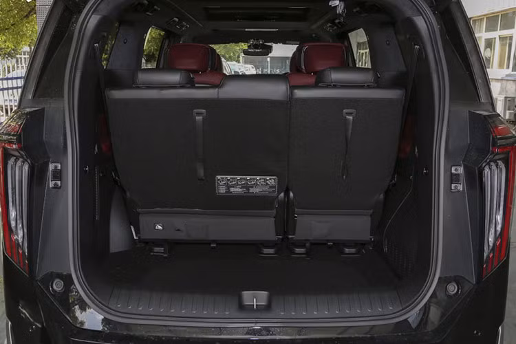 Bản GX có thêm khay đựng đồ ở hàng ghế thứ hai, nút bấm giúp trượt ghế hành khách về phía trước, nhớ vị trí, rèm che nắng và cửa sổ trời toàn cảnh. Khi gập hàng ghế thứ 3 và trượt hàng ghế thứ 2 xuống, mẫu MVP 7 chỗ này trở thành phòng họp 4 chỗ di động.