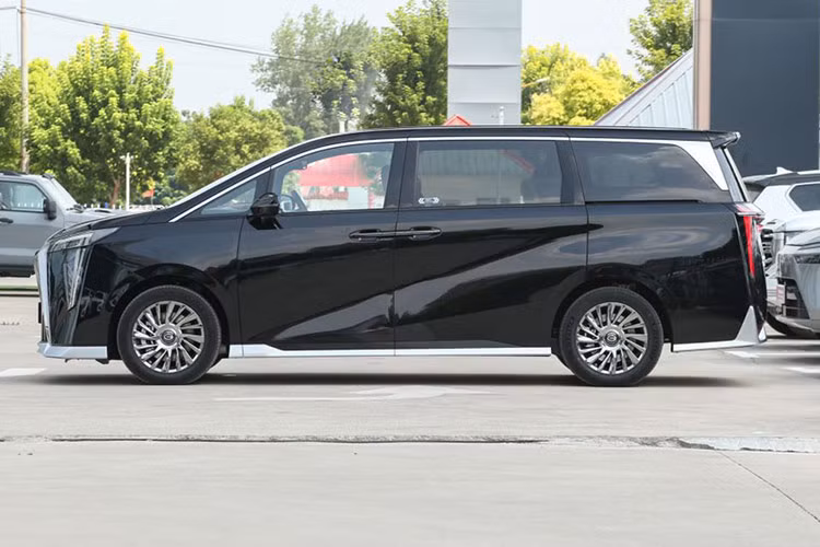 Mẫu xe MPV cỡ lớn GAC M8 của Trung Quốc được giới thiệu lần đầu tại triển lãm ô tô Thành Đô 2022 với tư cách là thế hệ thứ 2 của GN8. Chiếc xe minivan này từng được so sánh với Toyota Alphard, thậm chí cả Lexus LM do kiểu dáng tương đồng.