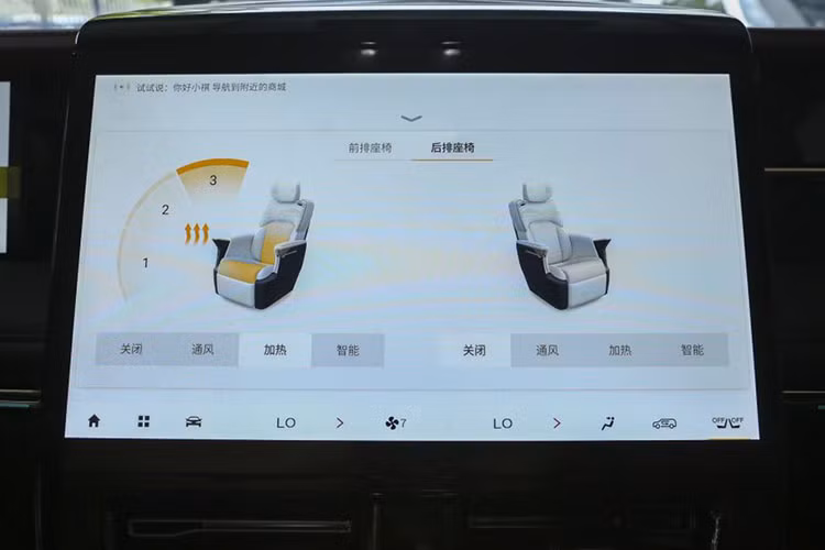 Xe được trang bị hệ thống Apple CarPlay và Android Auto, dàn âm thanh 8 loa và điều hòa khí hậu ba vùng. Bản GX Master còn được tích hợp hệ thống định vị, sạc không dây, cổng USB và hệ thống tỏa mùi hương dễ chịu.