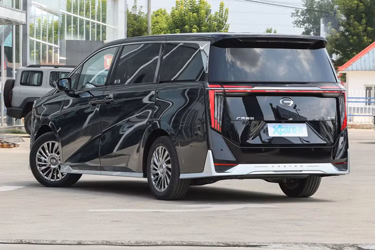 GAC M8 về Việt Nam sẽ có số đo chiều dài x chiều rộng x chiều cao lần lượt là 5.212 x 1.89 x 1.823mm, chiều dài cơ sở 3.070mm. Mẫu MPV cùa GAC có chiều dài cơ sở nhỉnh hơn Lexus LM, Toyota Alphard, nhưng chiều cao lại thấp hơn hẳn. Do đó, người ngồi trong có thể cảm thấy "tù túng" hơn một chút ở không gian phía trên đầu