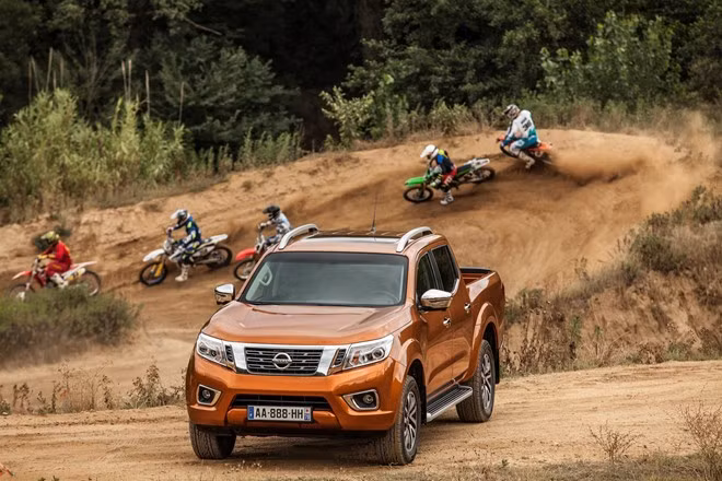 Tại Việt Nam, Nissan NP300 Navara ra mắt người tiêu dùng hồi đầu tháng 3 năm nay với 03 phiên bản cùng giá bán từ 645 triệu đồng (đã bao gồm VAT).