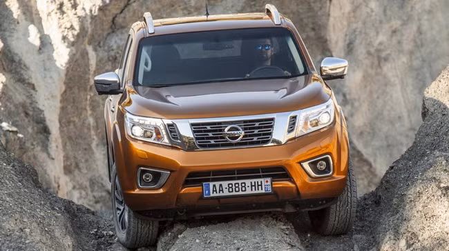  Nissan Navara NP300 phiên bản Châu Âu được trang bị động cơ 2.3L dCi diesel mới, tiết kiệm nhiên liệu hơn 24% so với thế hệ trước. 
