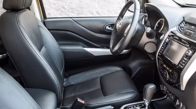 Xe được trang bị nhiều công nghệ như camera quan sát bao quanh, keyless entry camera lùi và các cảm biến, kiểm soát hành trình, phanh khẩn cấp phía trước, hỗ trợ khởi hành ngang dốc, hỗ trợ đổ đèo...