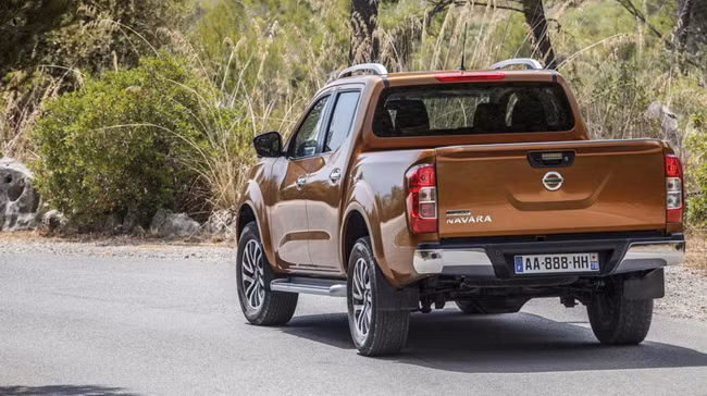 Tuy nhiên, so với NP300 Navara bán tại châu Á và Mỹ, bản châu Âu không có sự khác biệt về diện mạo bên ngoài.