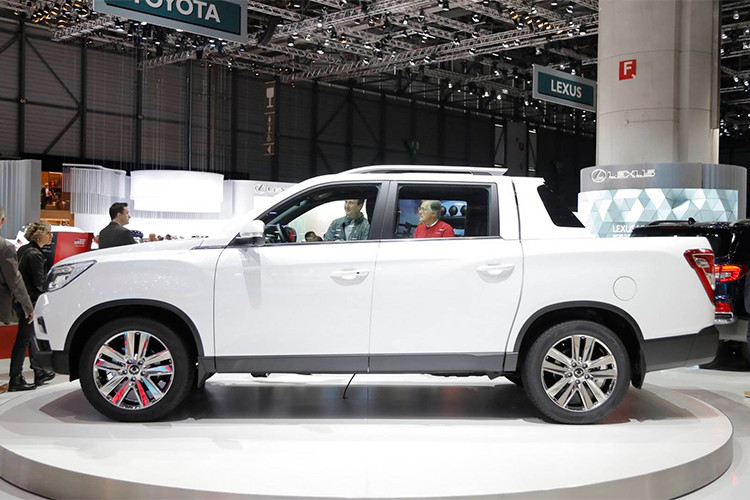 Ssangyong Musso 2019 mới chung khung gầm rời body-on-frame với Rexton, sử dụng vật liệu thép cường lực cao, gia tăng độ cứng và làm giảm trọng lượng. Musso trong tiếng Hàn có nghĩa là con tê giác. Nhà sản xuất sử dụng cái tên này nhằm thể hiện mẫu xe bán tải của họ mang vẻ ngoài mạnh mẽ, cơ bắp và khả năng off-road ấn tượng.