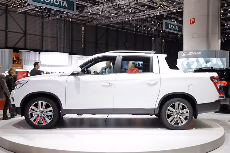 Ssangyong Musso 2019 mới chung khung gầm rời body-on-frame với Rexton, sử dụng vật liệu thép cường lực cao, gia tăng độ cứng và làm giảm trọng lượng. Musso trong tiếng Hàn có nghĩa là con tê giác. Nhà sản xuất sử dụng cái tên này nhằm thể hiện mẫu xe bán tải của họ mang vẻ ngoài mạnh mẽ, cơ bắp và khả năng off-road ấn tượng.