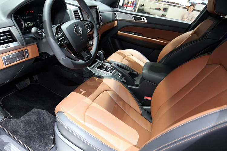 Về nội thất, ghế xe được da Nappa trên phiên bản cao cấp, radio DAB và kết nối Bluetooth, màn hình giải trí trung tâm kích thước 8 inch hỗ trợ kết nối Apple CarPlay và Android Auto và Wi-Fi. Trang bị an toàn 6 túi khí cho tất cả các phiên bản, điều hòa không khí với bộ lọc bụi mịn và ổ cắm điện 12V/120W...