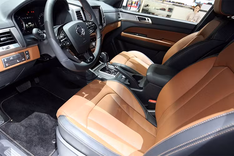 Về nội thất, ghế xe được da Nappa trên phiên bản cao cấp, radio DAB và kết nối Bluetooth, màn hình giải trí trung tâm kích thước 8 inch hỗ trợ kết nối Apple CarPlay và Android Auto và Wi-Fi. Trang bị an toàn 6 túi khí cho tất cả các phiên bản, điều hòa không khí với bộ lọc bụi mịn và ổ cắm điện 12V/120W...