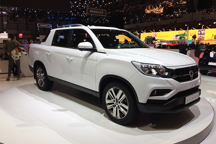 Dựa trên cơ sở khung gầm của người anh em Rexton, mẫu xe bán tải Ssangyong Musso mới vừa ra mắt tại triển lãm Geneva Motor Show 2018 có thiết kế tương tự nhưng chỉ khác là có thêm phần thùng xe chở hàng phía sau, và bỏ đi 1 hàng ghế. Nhà sản xuất Hàn Quốc tự tin cho rằng mẫu bán tải của họ có phần khung cứng hơn tất cả đối thủ cạnh tranh