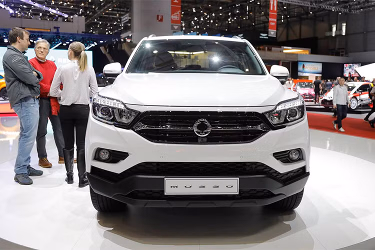 Vẻ ngoài của mẫu xe bán tải SsangYong Musso mới rất giống với chiếc SUV “anh em” Rexton mới từ cản trước, đèn pha cho đến lưới tản nhiệt. Đáng chú ý, hãng xe Hàn Quốc cung cấp tùy chọn bánh xe có kích thước lên đến 20 inch trên phiên bản cao cấp nhất của Musso.
