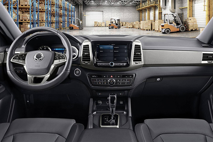 Vô-lăng 3 chấu tích hợp các nút chức năng. Bảng đồng hồ gồm 2 màn hình analog và 1 màn hình TFT đa thông tin ở chính giữa. Tuy nhiên xe sẽ không có phanh tay điện tử với chức năng Autohold như Rexton. 