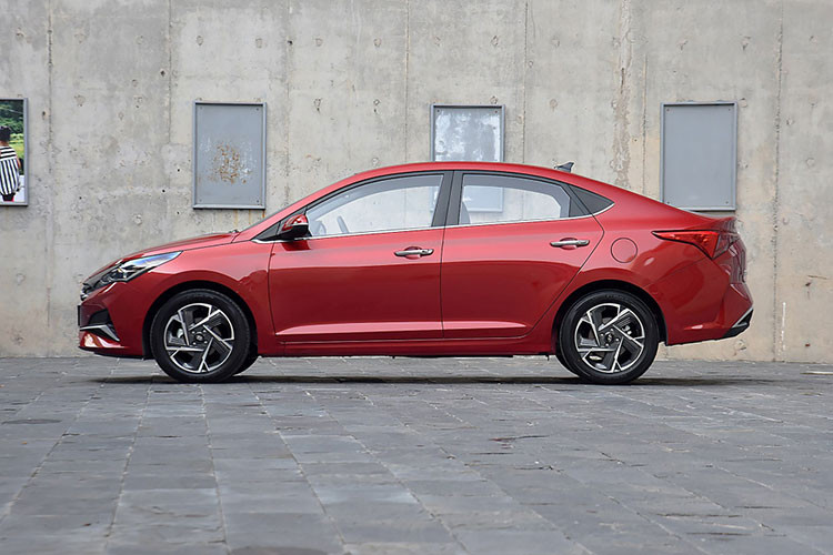 Thiết kế đầu xe với nhiều chi tiết mạ crôm hơn của xe sedan Hyundai Accent 2020 với lưới tản nhiệt Cascading Grille với 4 nan mạ crôm nằm ngang dày dặn. Nằm hai bên lưới tản nhiệt là cụm đèn pha chia làm 3 phần hoàn toàn mới, được thiết kế như kéo dài đến gần hết nắp capô. Tạo hình bên trong cụm đèn pha mới khá sắc sảo và đi kèm cả dải đèn LED định vị ban ngày.