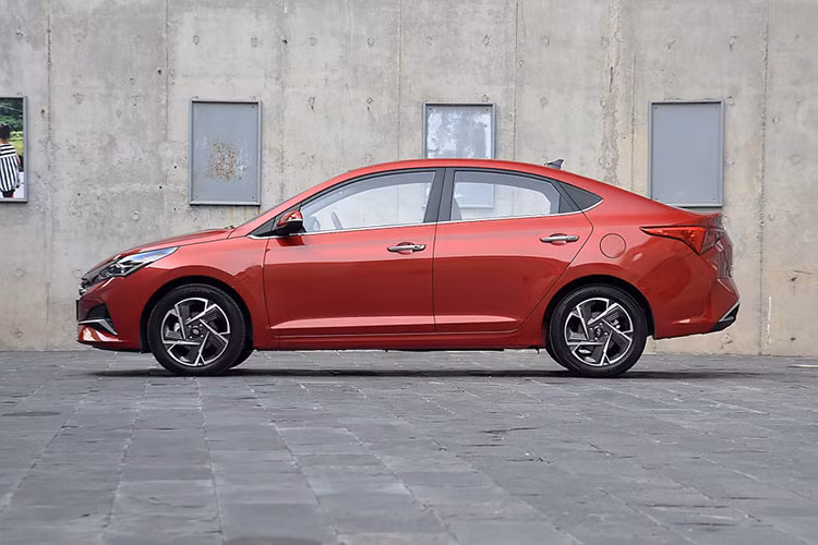 Thiết kế đầu xe với nhiều chi tiết mạ crôm hơn của xe sedan Hyundai Accent 2020 với lưới tản nhiệt Cascading Grille với 4 nan mạ crôm nằm ngang dày dặn. Nằm hai bên lưới tản nhiệt là cụm đèn pha chia làm 3 phần hoàn toàn mới, được thiết kế như kéo dài đến gần hết nắp capô. Tạo hình bên trong cụm đèn pha mới khá sắc sảo và đi kèm cả dải đèn LED định vị ban ngày.