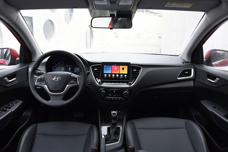 Bên trong Hyundai Accent 2020 tại thị trường Trung Quốc là không gian nội thất được nâng cấp với màn hình LCD 12,3 inch của bảng đồng hồ kỹ thuật số và màn hình thông tin giải trí cảm ứng 8 inch đặt nổi trên mặt táp-lô. Trên thực tế, Accent 2020 là mẫu xe thương mại đầu tiên được trang bị loại đồng hồ kỹ thuật số mới này của thương hiệu Hyundai.