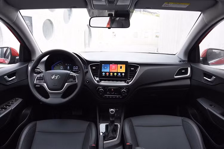 Bên trong Hyundai Accent 2020 tại thị trường Trung Quốc là không gian nội thất được nâng cấp với màn hình LCD 12,3 inch của bảng đồng hồ kỹ thuật số và màn hình thông tin giải trí cảm ứng 8 inch đặt nổi trên mặt táp-lô. Trên thực tế, Accent 2020 là mẫu xe thương mại đầu tiên được trang bị loại đồng hồ kỹ thuật số mới này của thương hiệu Hyundai.