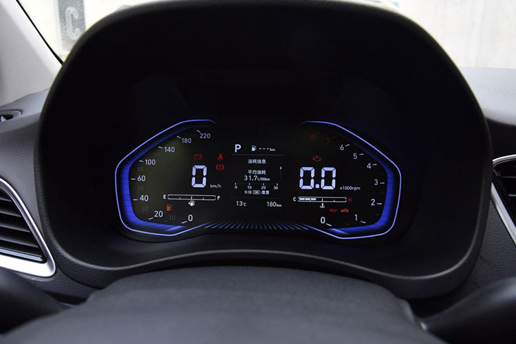 Trong đó, đồng hồ công-tơ-mét và báo xăng nằm bên trái, đồng hồ đo vòng tua máy cũng như nhiệt độ dầu động cơ nằm bên phải. Ở giữa là màn hình đa thông tin MID. Xe sở hữu kích thước với chiều dài 4.405 mm, rộng 1.720 mm và cao 1.455 mm. So với phiên bản cũ, xe dài hơn 25 mm, hẹp hơn 8 mm và thấp hơn 5 mm. Riêng chiều dài cơ sở vẫn giữ nguyên ở mức 2.600 mm.