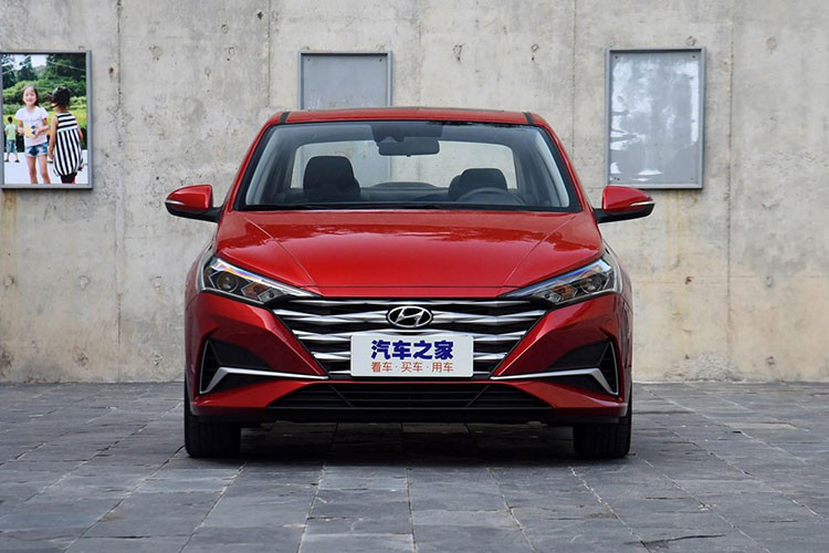 Ngoài ra, mẫu xe Hyundai Accent 2020 tại Trung Quốc còn có cản trước sắc sảo hơn, lưới tản nhiệt dưới mới và sự biến mất của đèn sương mù. Nhìn chung, thiết kế đầu xe của mẫu sedan cỡ B này trông góc cạnh và khỏe khoắn hơn phiên bản cũ.