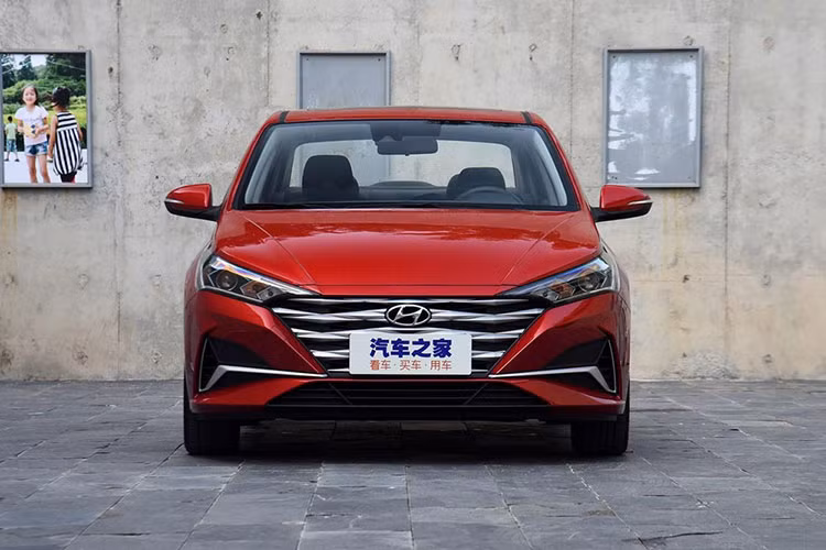 Ngoài ra, mẫu xe Hyundai Accent 2020 tại Trung Quốc còn có cản trước sắc sảo hơn, lưới tản nhiệt dưới mới và sự biến mất của đèn sương mù. Nhìn chung, thiết kế đầu xe của mẫu sedan cỡ B này trông góc cạnh và khỏe khoắn hơn phiên bản cũ.